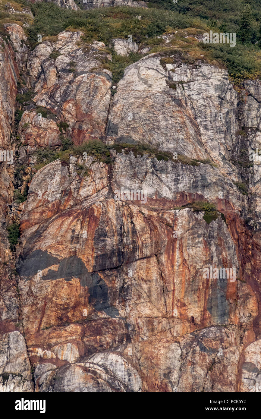 Interessante Muster in den Felsen auf der Seite der Klippe in Southeast Alaska, USA. Einige Leute sehen ein Gesicht im Fels. Stockfoto