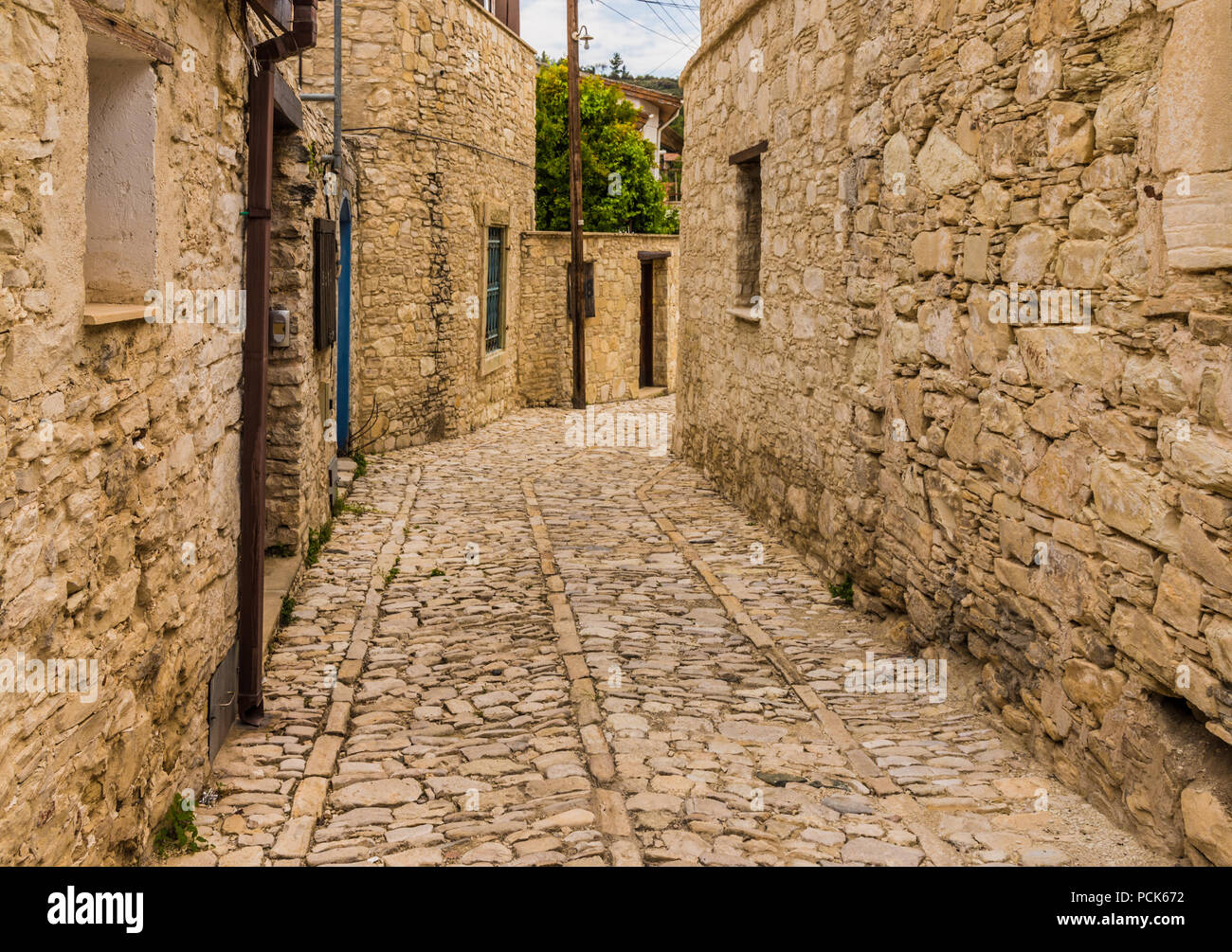 Lania, Zypern. Mai 2018. Eine typische Ansicht der malerischen Straßen im traditionellen Dorf Lania in Zypern. Stockfoto