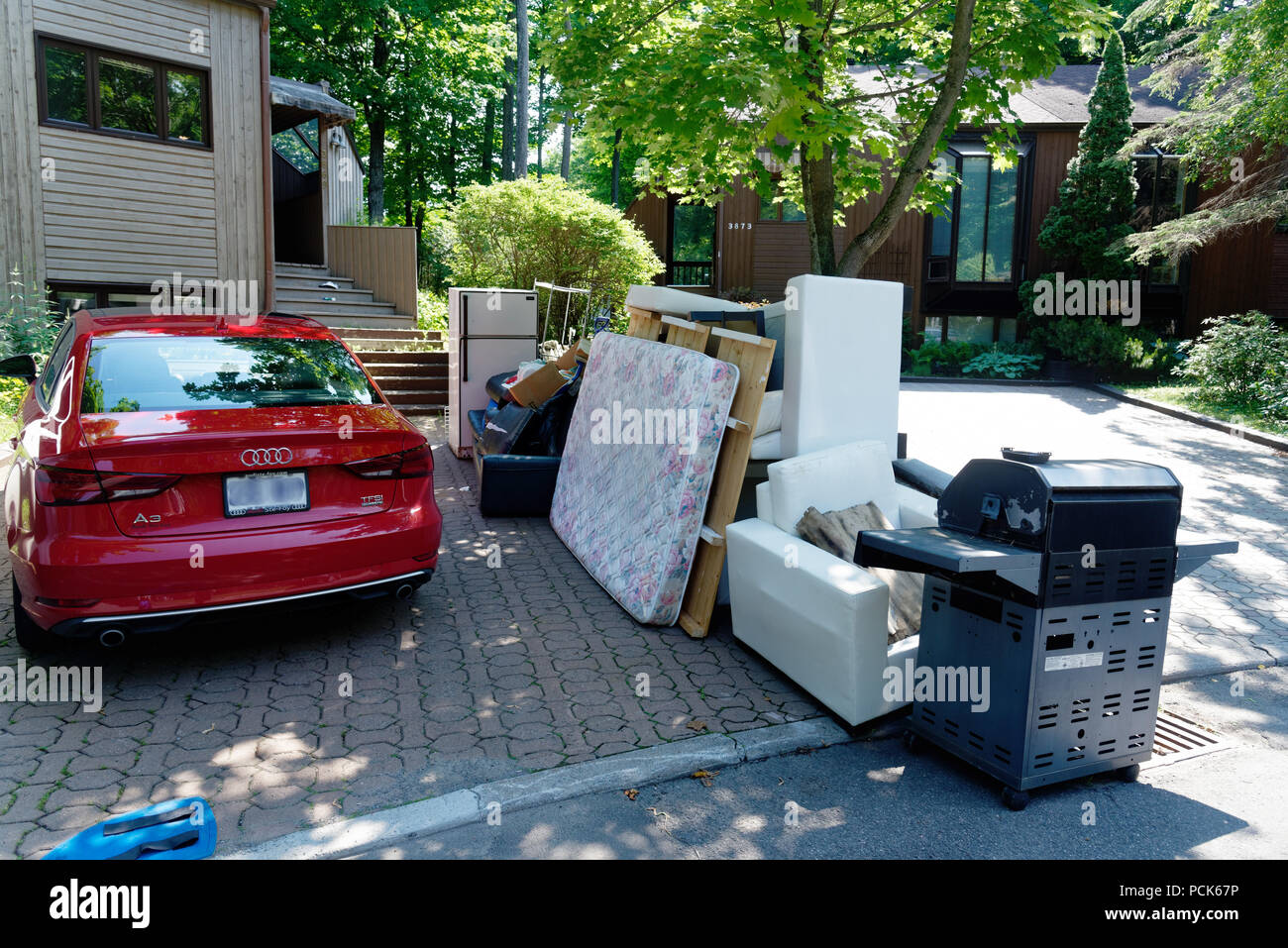 Ein riesiger Haufen Müll auf die Straße entleert auf Quebec beweglicher Tag 1. Juli. Stockfoto