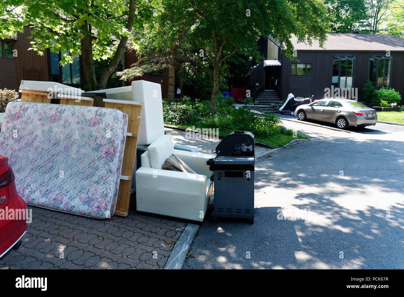 Ein riesiger Haufen Müll auf die Straße entleert auf Quebec beweglicher Tag 1. Juli. Stockfoto