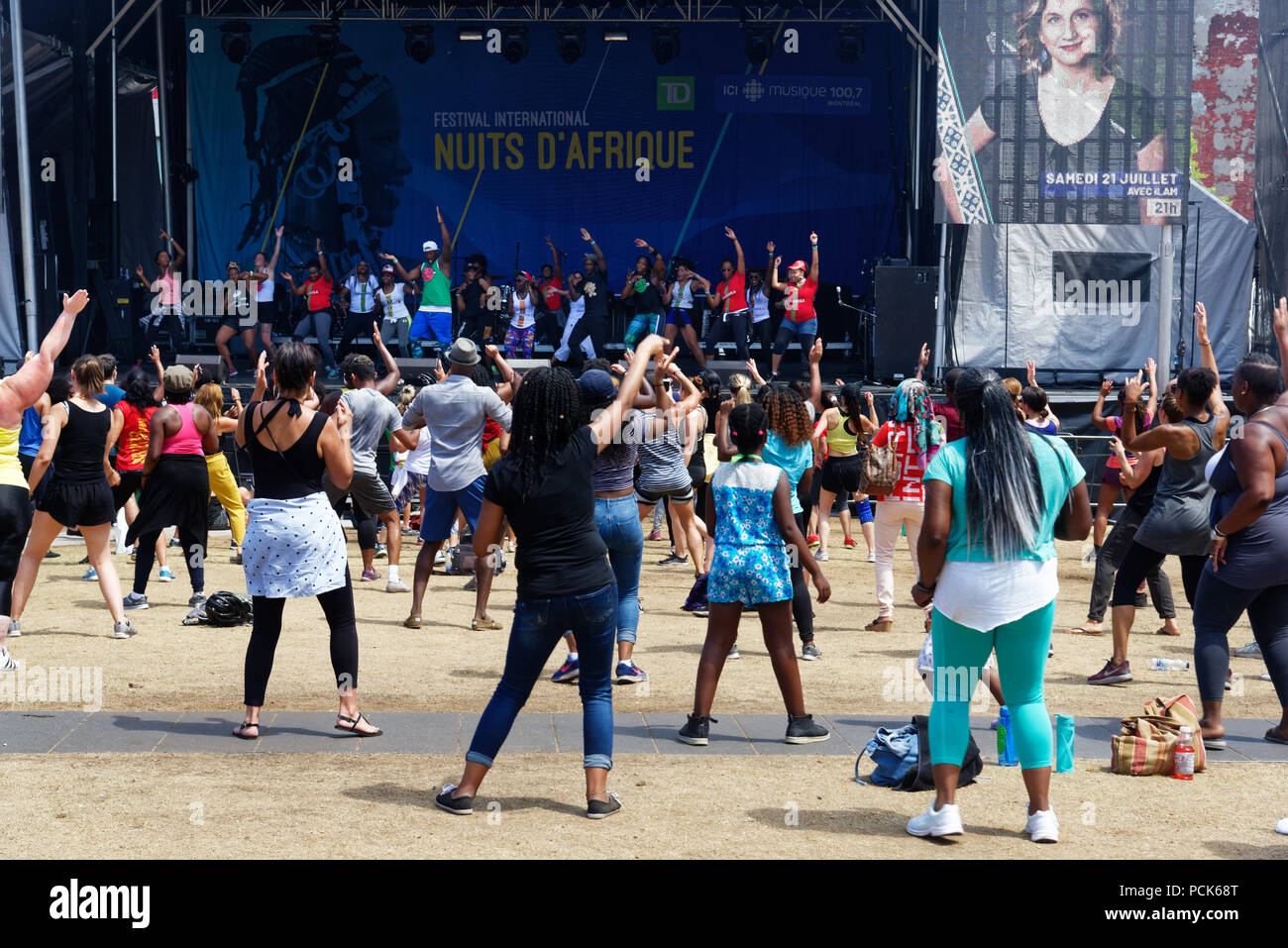 Die Menschen tanzen auf dem Festival Nuits d'Afrique in Montreal Stockfoto