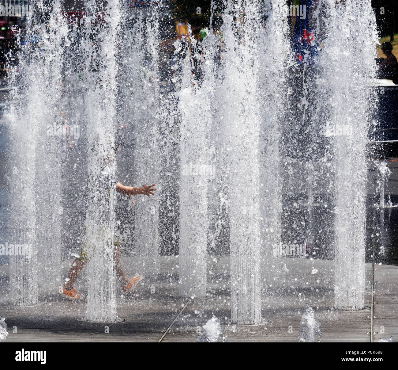 Kinder Abkühlung in Wasser Brunnen in der Rue Jeanne Mance in Montreals Entertainment District. Während der Hitzewelle 2108 genommen. Stockfoto