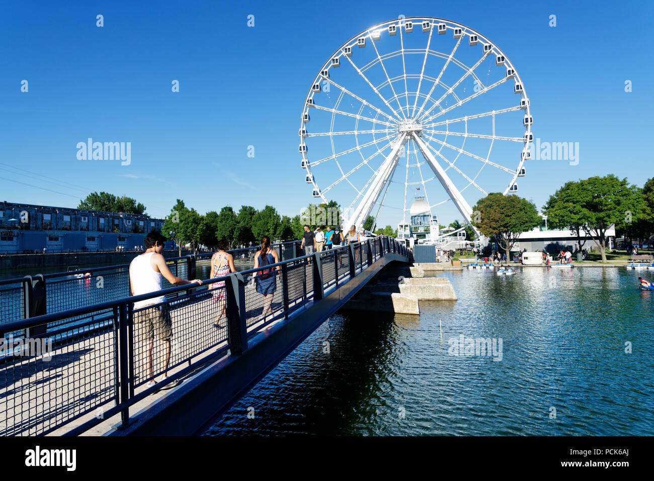 Überqueren Sie die Brücke Ïle Bonsecours im Alten Hafen von Montreal mit dem großen Rad La Grande Roue hinter Stockfoto