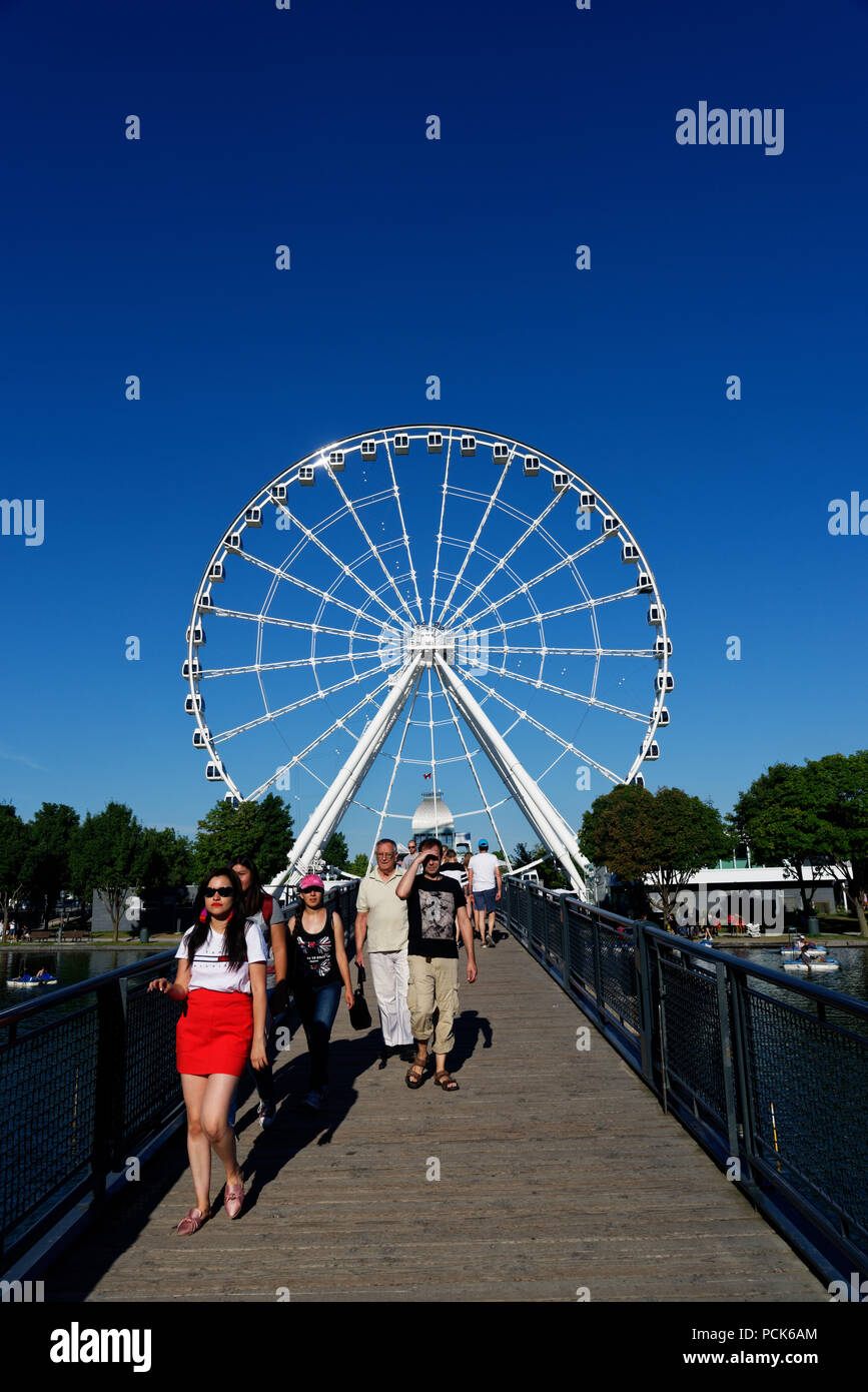 Überqueren Sie die Brücke Ïle Bonsecours im Alten Hafen von Montreal mit dem großen Rad La Grande Roue hinter Stockfoto