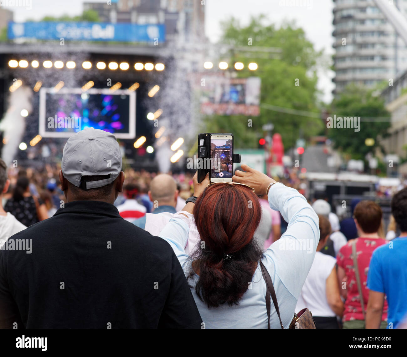 Eine Dame nimmt eine Show im Montreal Nur Für lacht Festival Stockfoto