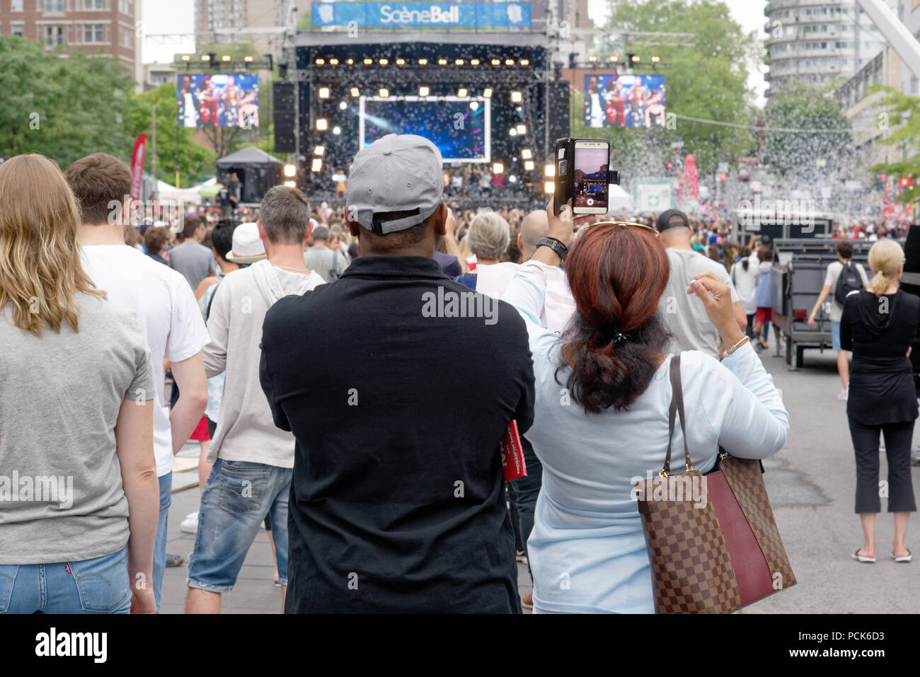 Eine Dame nimmt eine Show im Montreal Nur Für lacht Festival Stockfoto