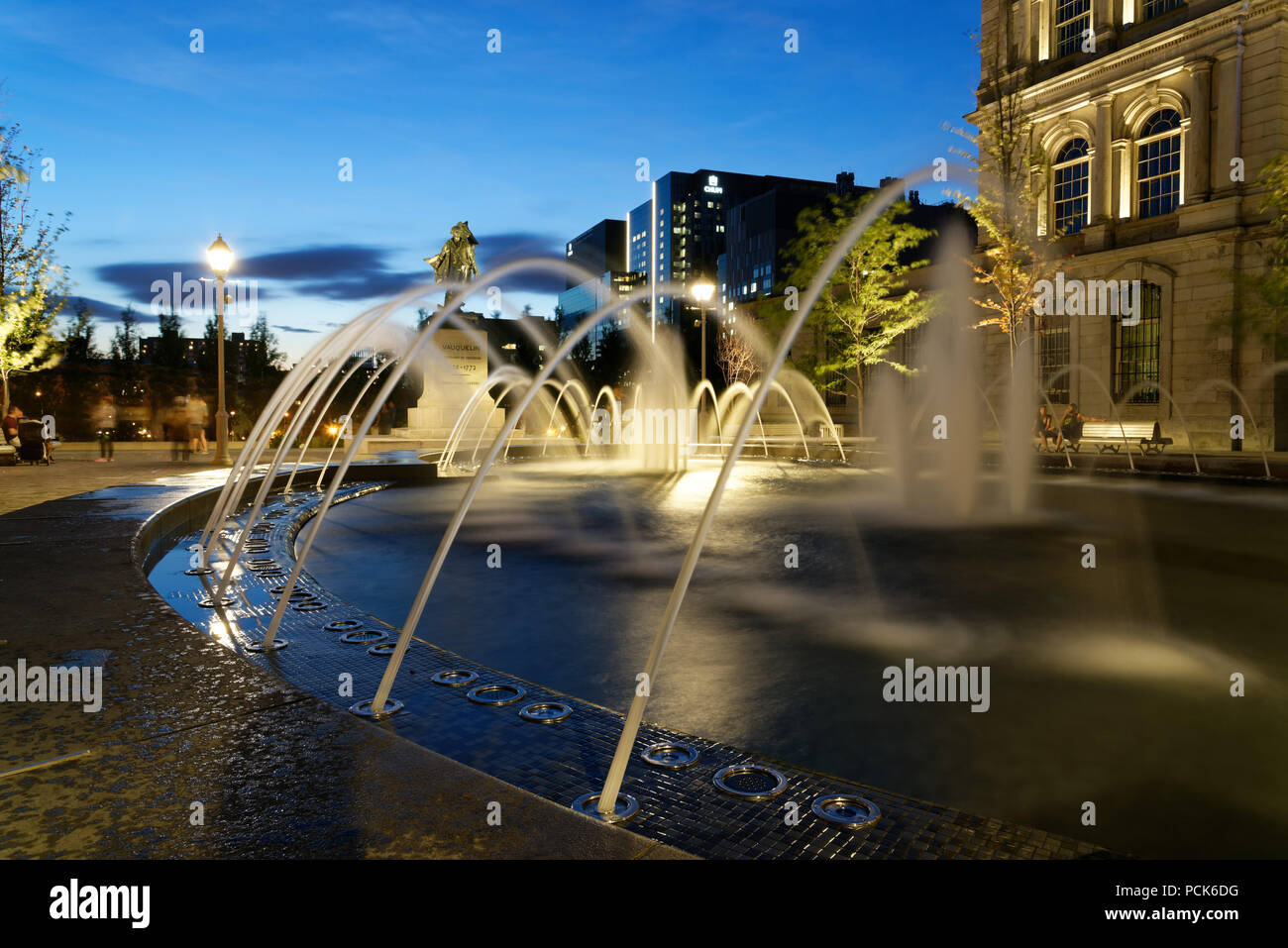 Brunnen auf dem Place Vauquelin im alten Hafengebiet bei Nacht Stockfoto