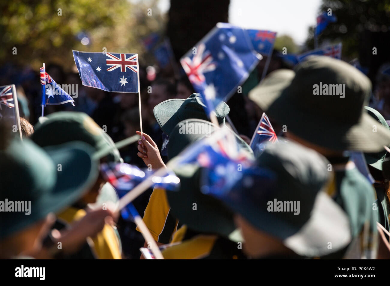 Australische Fahnen geschwenkt wird von Schulkindern Stockfoto