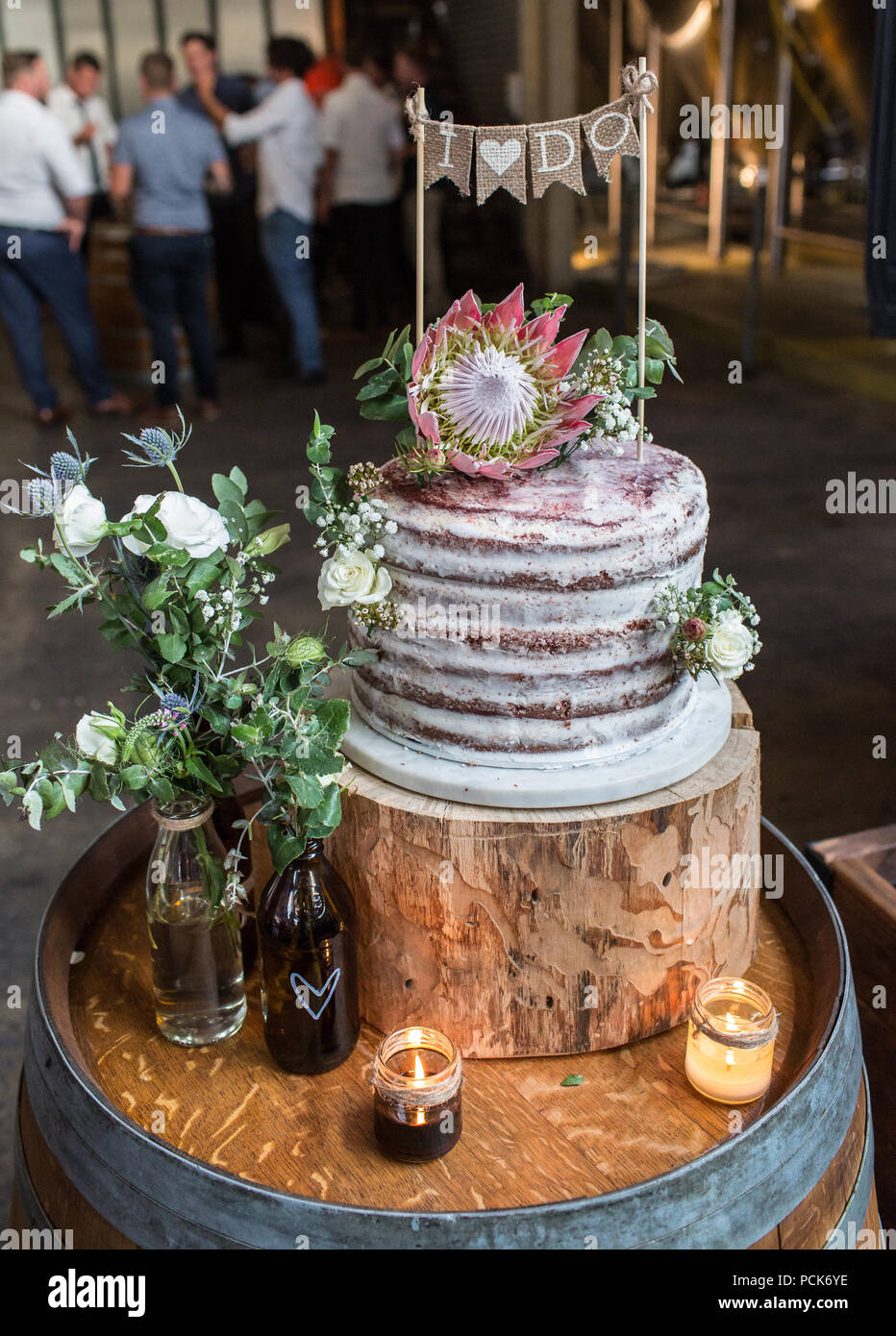 Hochzeitstorte bei einer alternativen modernen Hochzeit Stockfoto