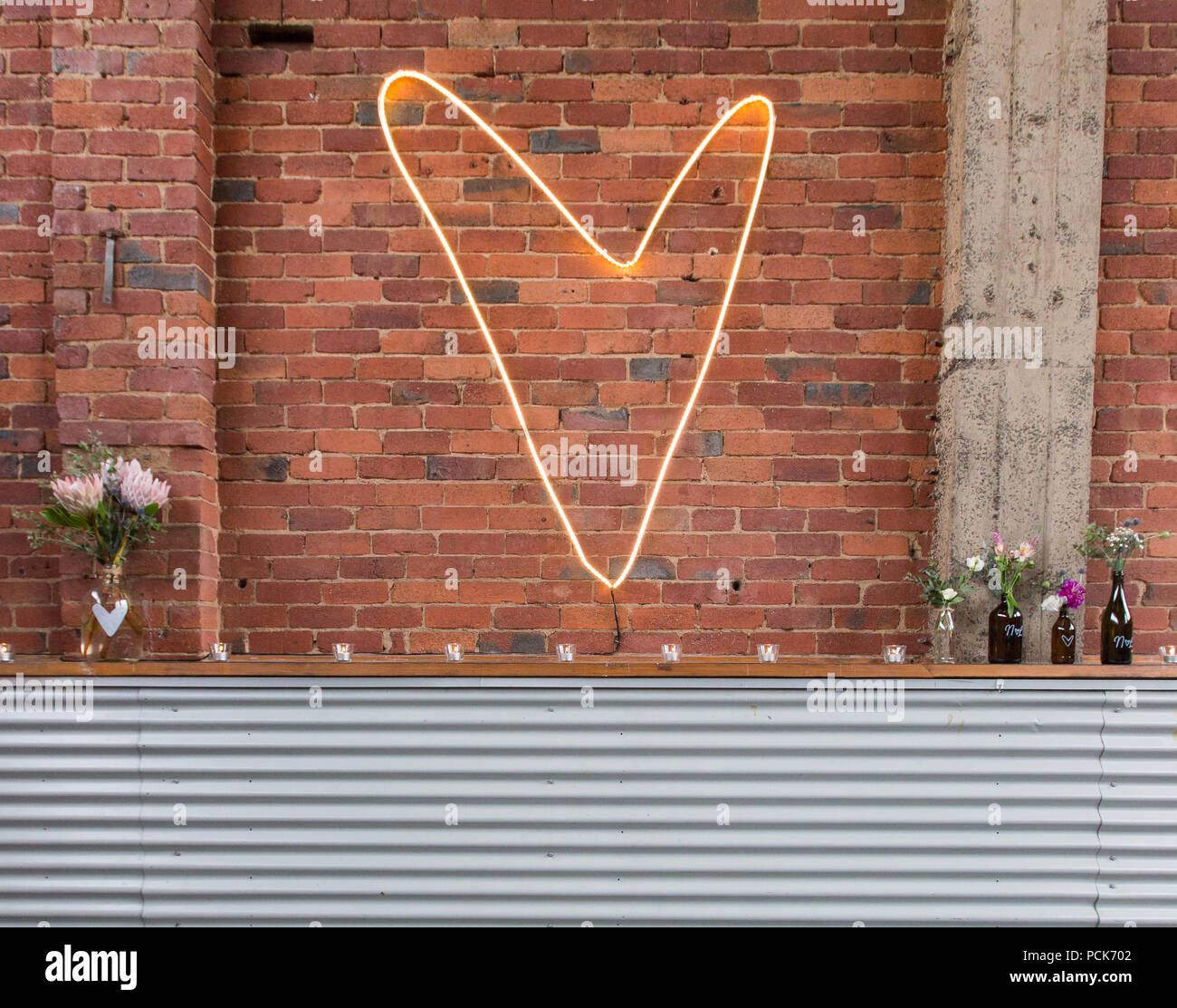 Beleuchtetes Herz auf Wand an eine Hochzeit in Australien Stockfoto