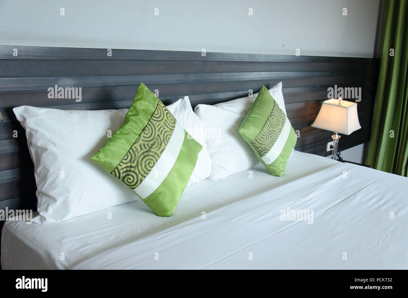 Die Betten und Kissen in der modernen Schlafzimmer. Stockfoto