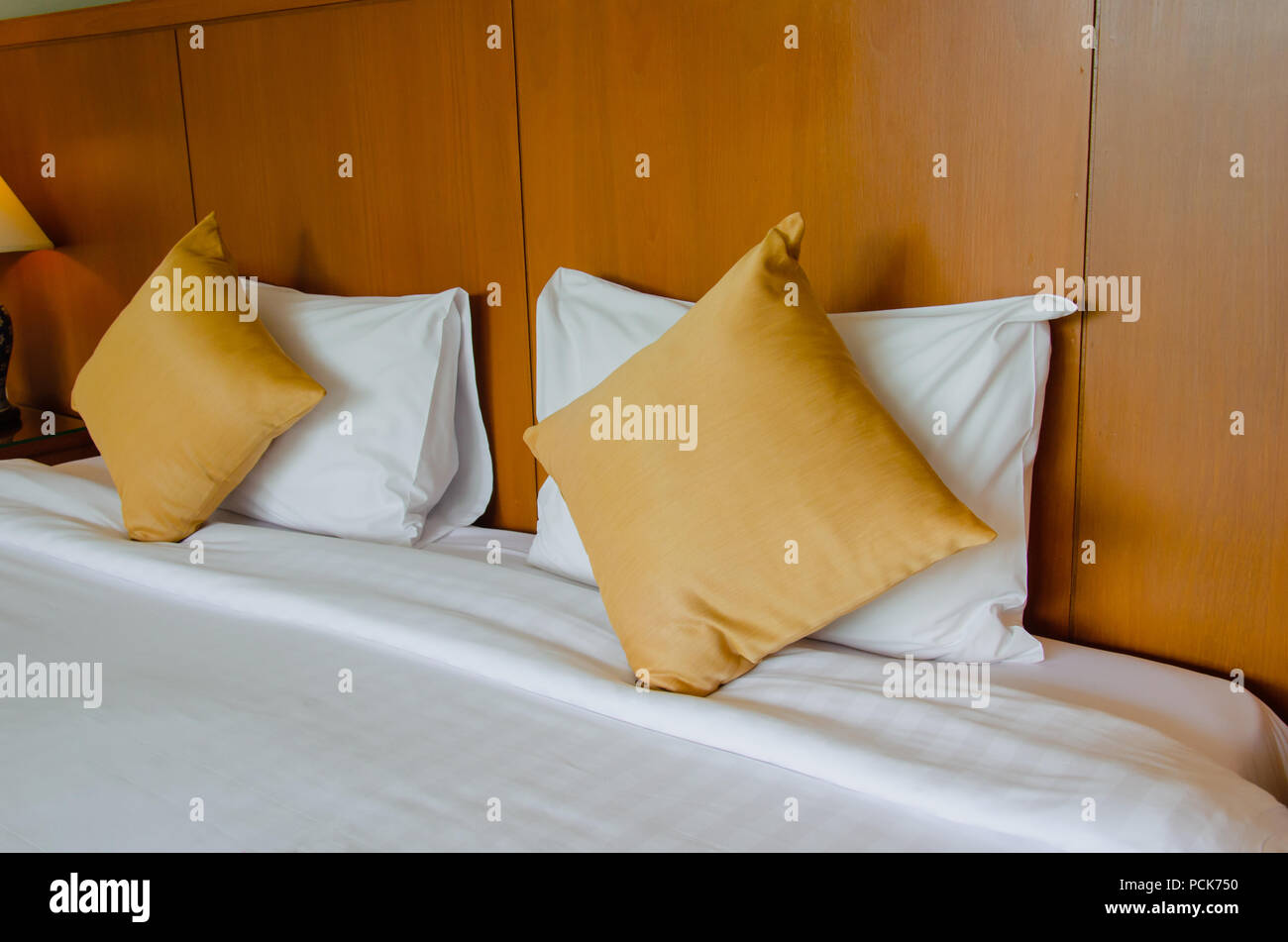 Die Betten und Kissen und eine Lampe in der modernen Schlafzimmer. Stockfoto