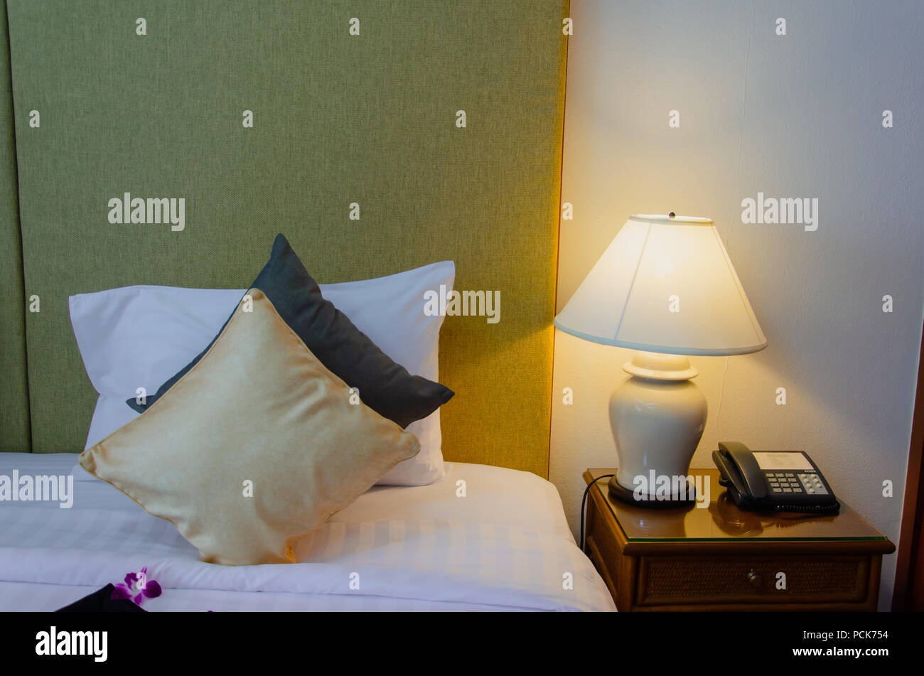 Die Betten und Kissen und eine Lampe in der modernen Schlafzimmer. Stockfoto