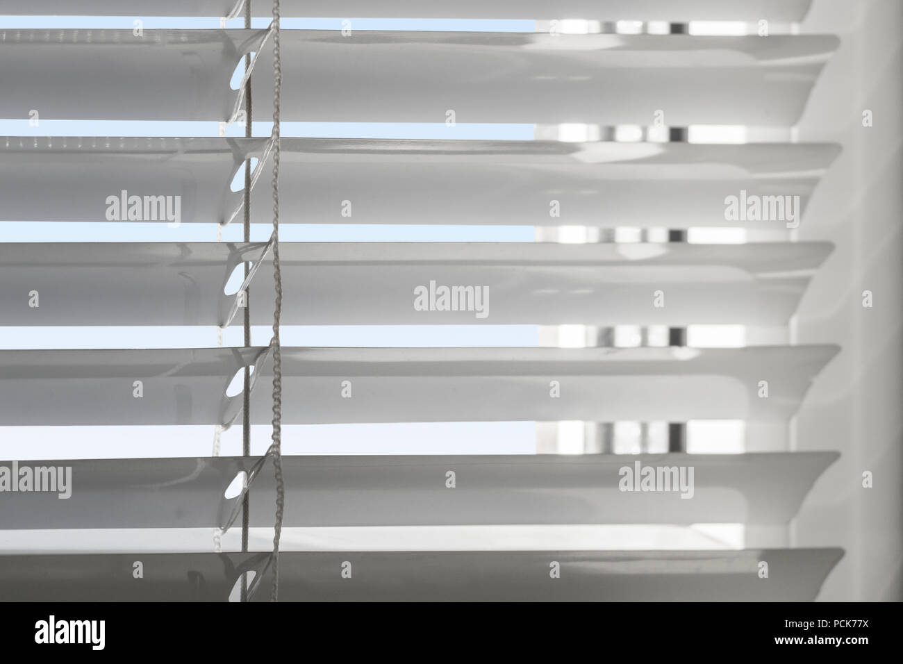 Weißer Kunststoff Fenster mit Jalousien close-up vor blauem Himmel. Stockfoto