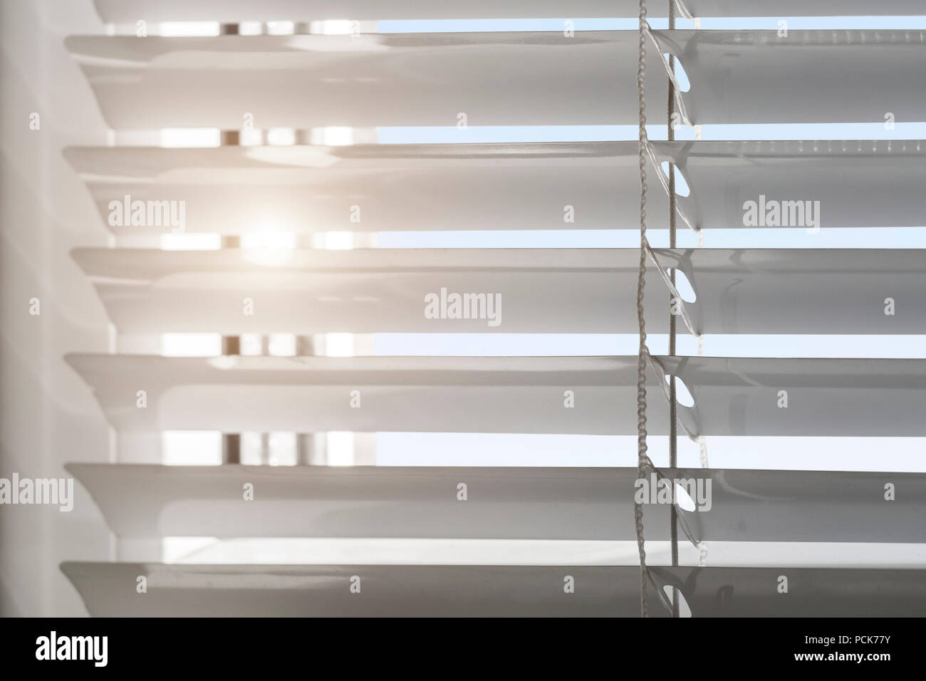 Weißer Kunststoff Fenster mit Jalousien close-up vor blauem Himmel. Stockfoto