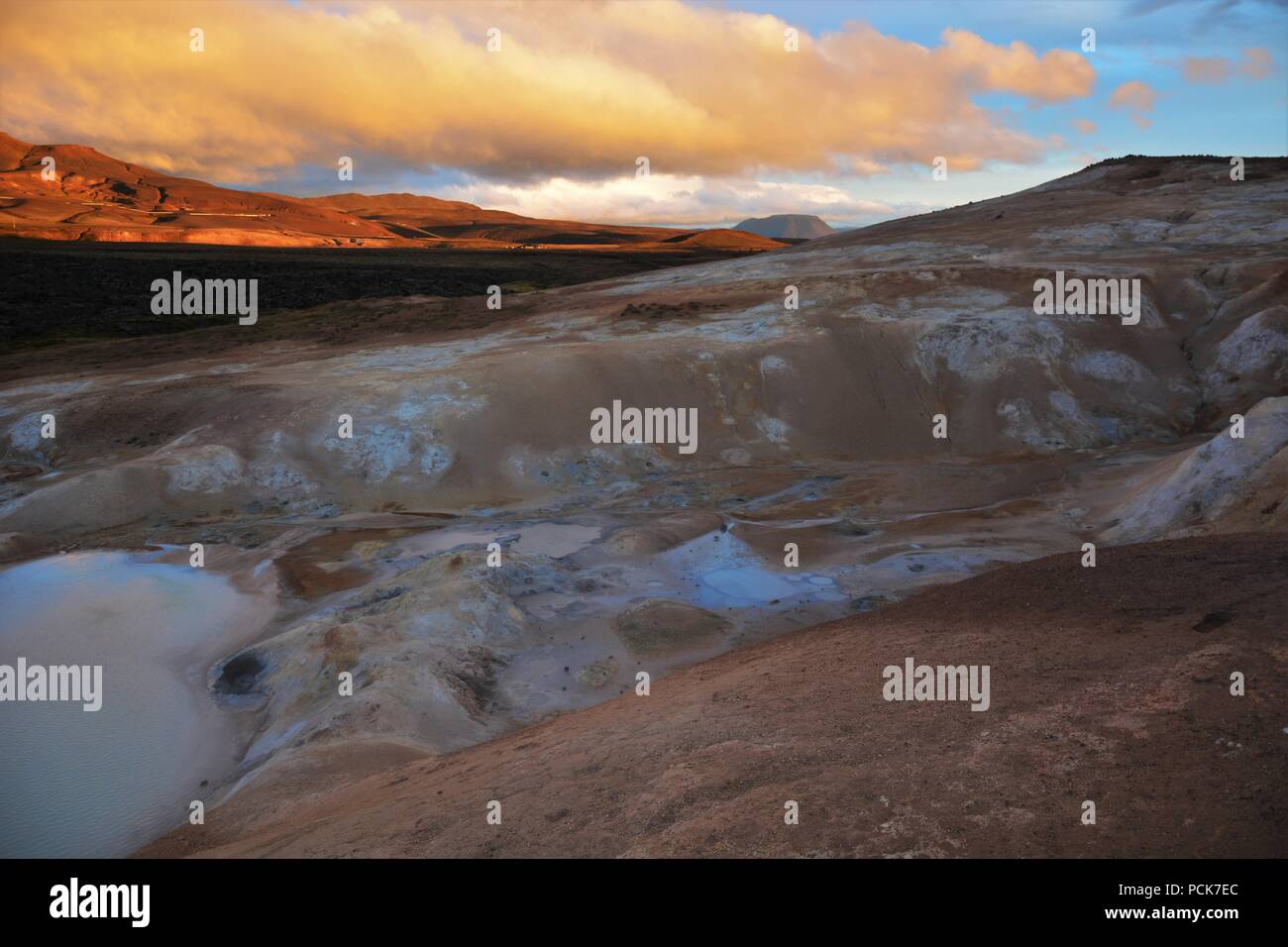 Krafla Lavafelder und die natürliche Schwefel Pools Stockfoto