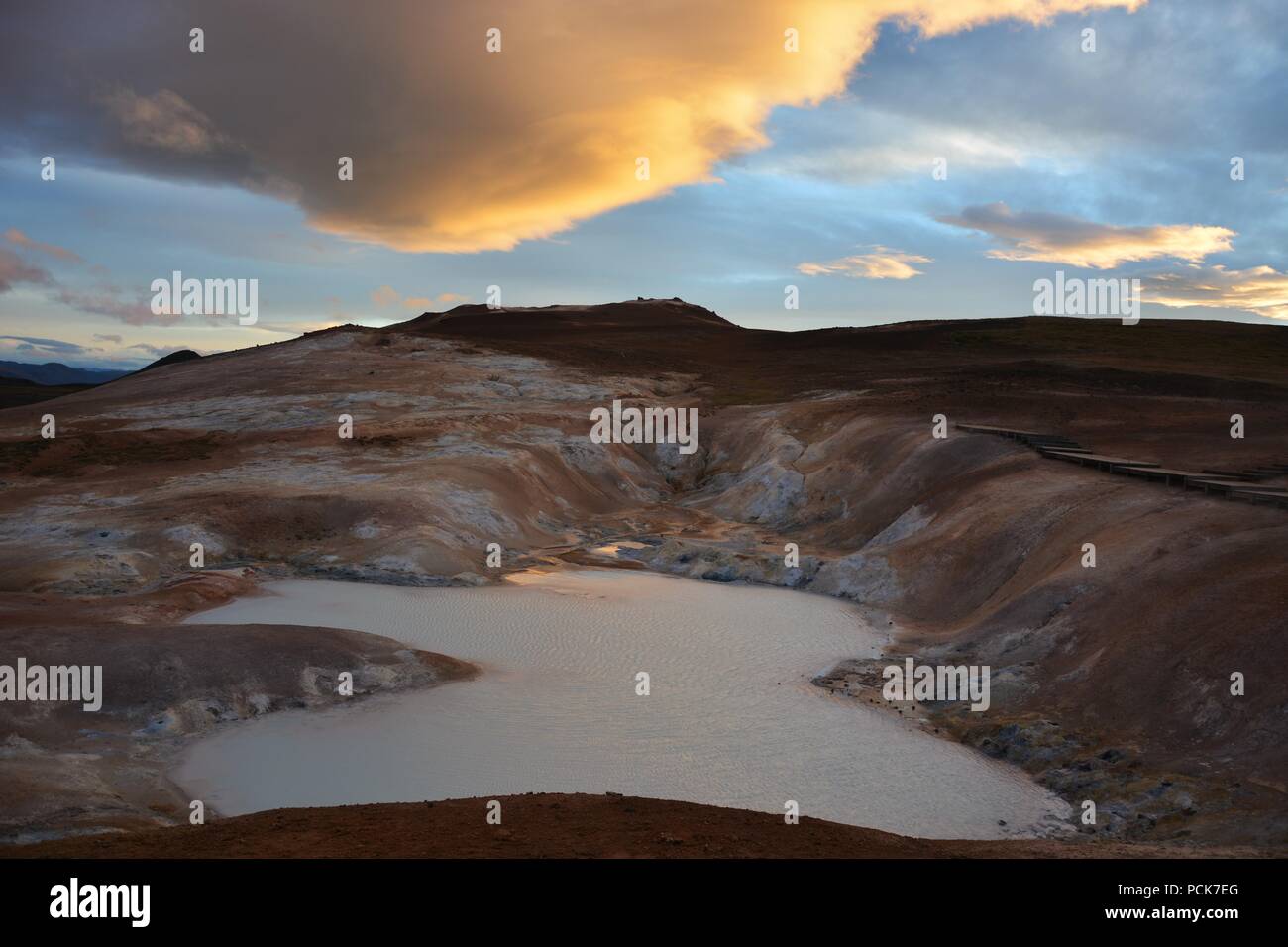 Krafla Lavafelder und die natürliche Schwefel Pools Stockfoto