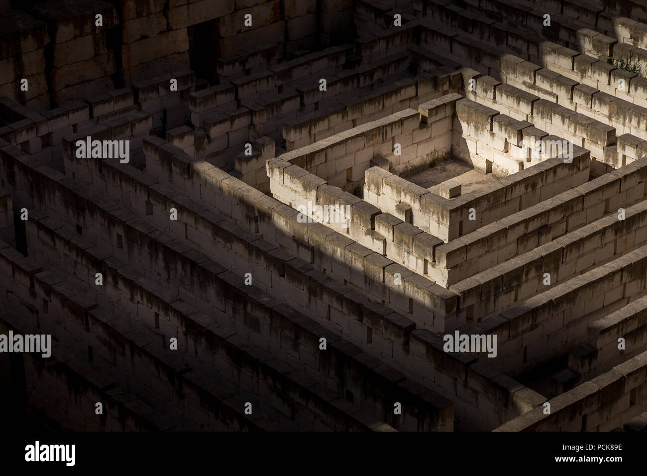 Labyrinth aus Stein: konzeptuelle für Frage, Freiheit und Reise Stockfoto