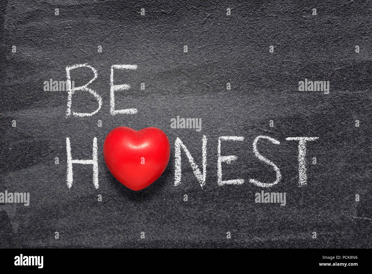 Ehrlich Phrase handgeschrieben auf Schiefertafel mit roten Herzen Symbol anstelle von O Stockfoto