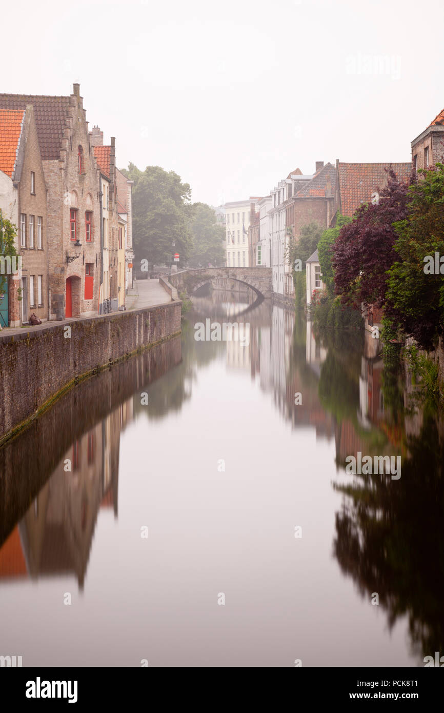 Ein Kanal bei Gouden-Handrei in Brügge, ein typisch nebligen Tag mit Reflexion. Tagsüber lange Belichtung geschossen. Stockfoto