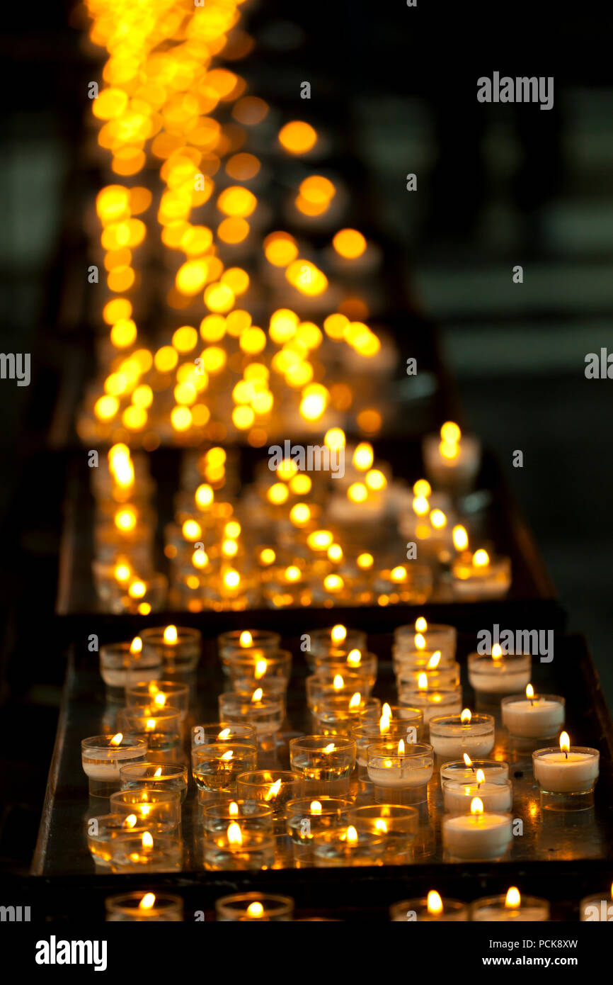 Reihe von Kerzen in der Kirche Unserer Lieben Frau in Brügge. Stockfoto