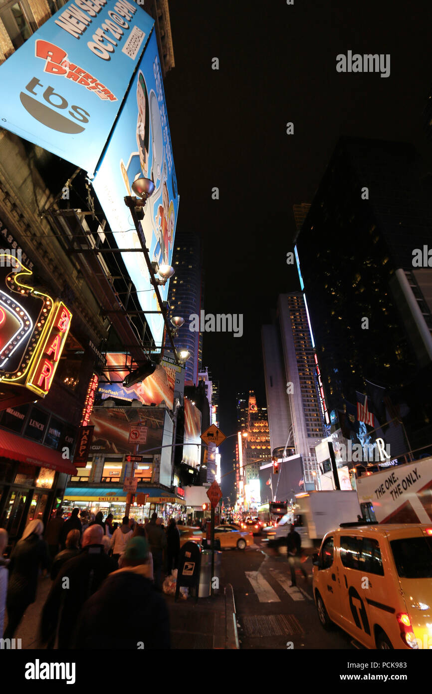 Massen von Menschen und viel Verkehr am Times Square während der Halloween, Manhattan, New York City, NY, USA Stockfoto