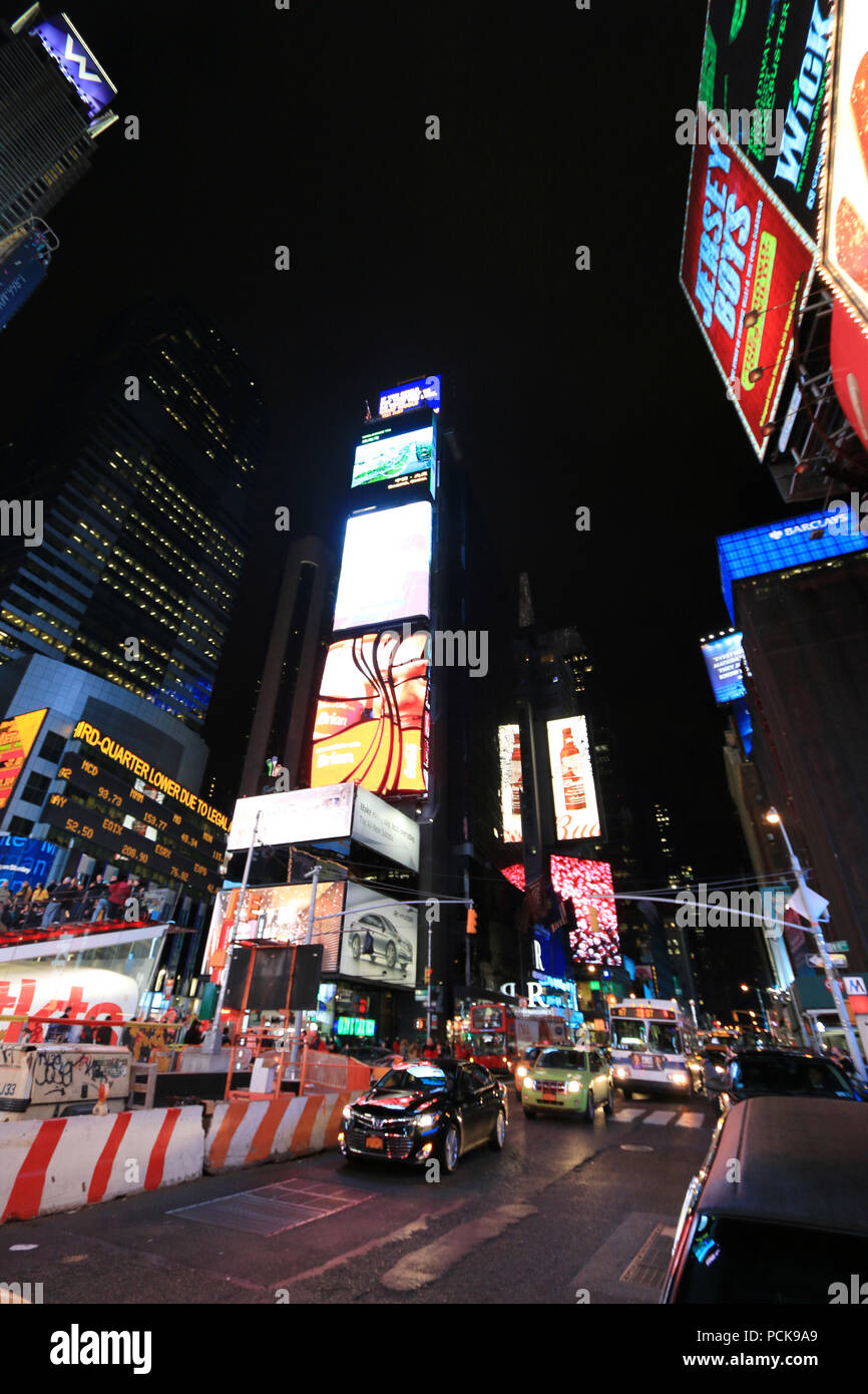 Massen von Menschen und viel Verkehr am Times Square während der Halloween, Manhattan, New York City, NY, USA Stockfoto