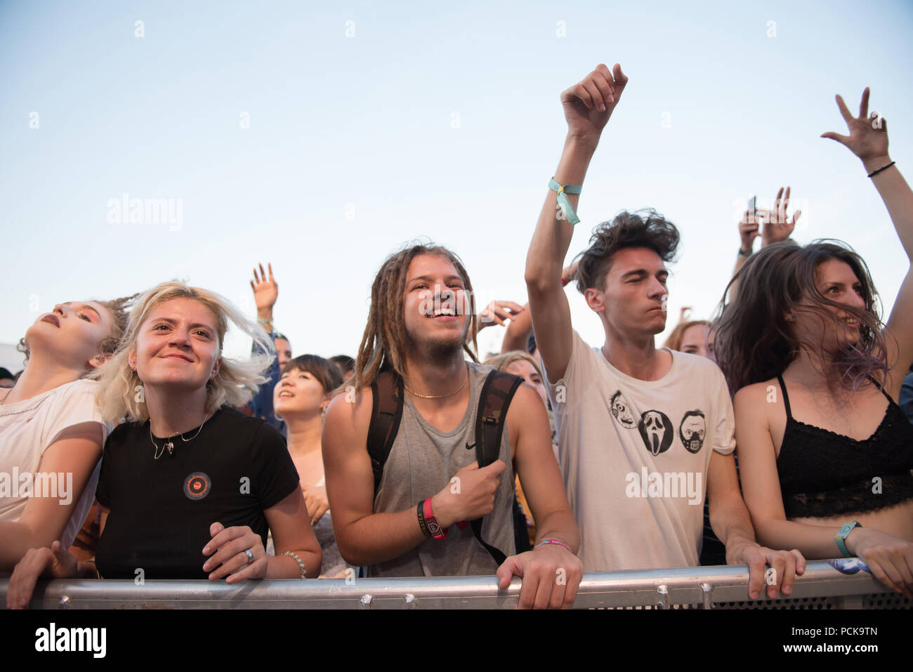 BONTIDA, Rumänien - 21. JULI 2018: die Masse der fröhlichen Fans tanzen und feiern während einer Subcarpati live Konzert in Electric Castle Festival Stockfoto