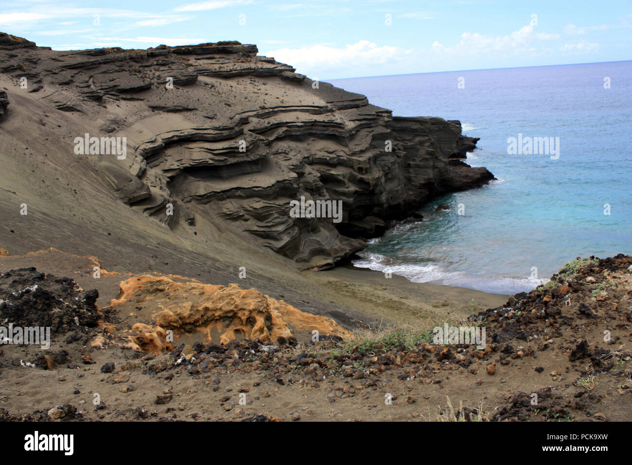 Blick auf Papakolea Beach, auch als "Green Sand Beach bekannt, von der Oberseite der Schlackenkegel Blick hinunter zum Strand und den Pazifischen Ozean Stockfoto