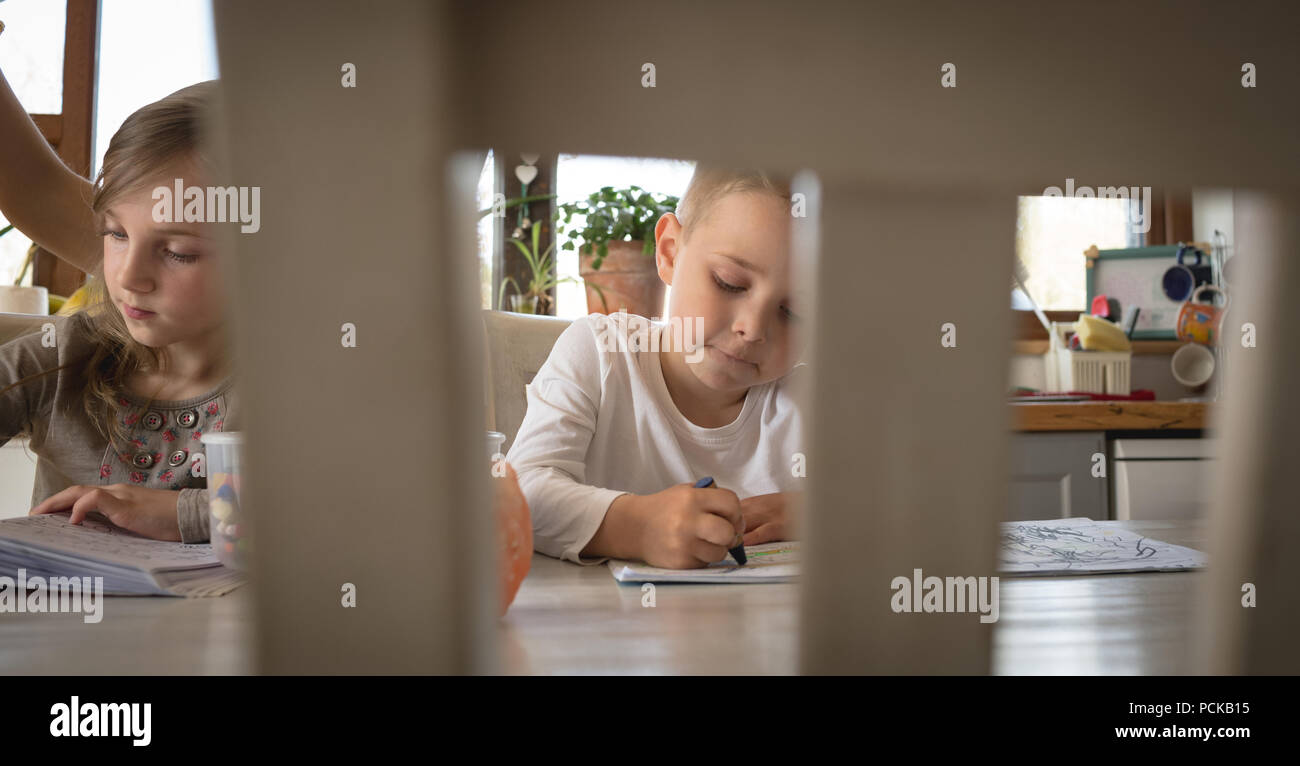 Kinder lernen in der Tabelle Stockfoto