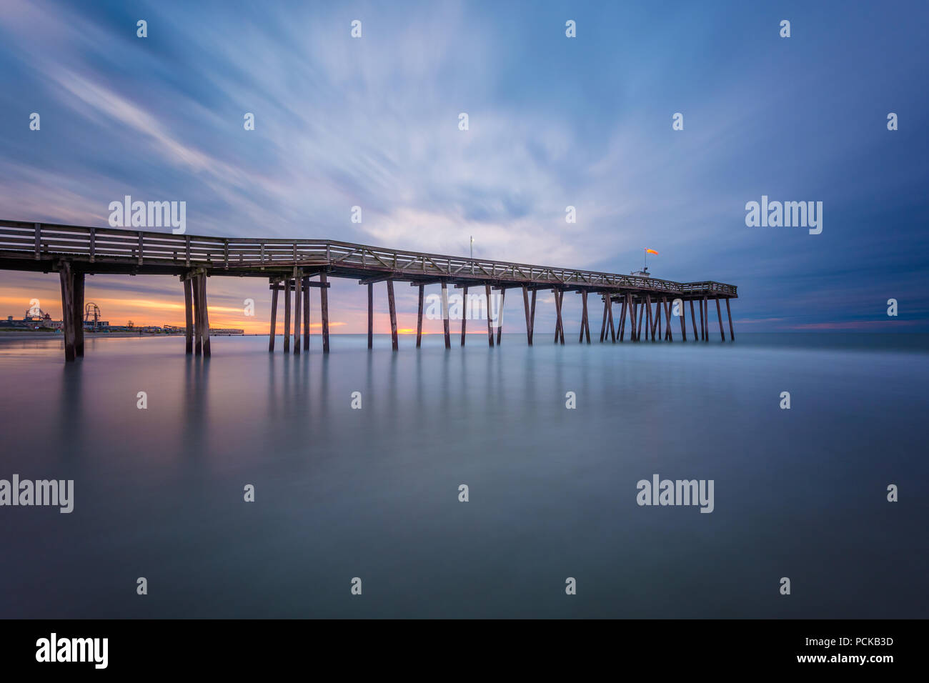 Ein Pier bei Sonnenaufgang in Ocean City, New Jersey. Stockfoto