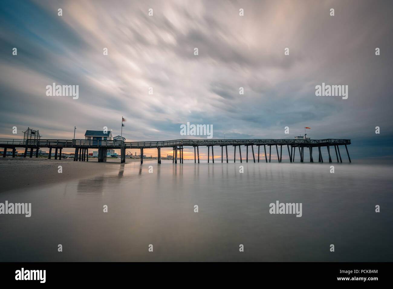Ein Pier bei Sonnenaufgang in Ocean City, New Jersey. Stockfoto
