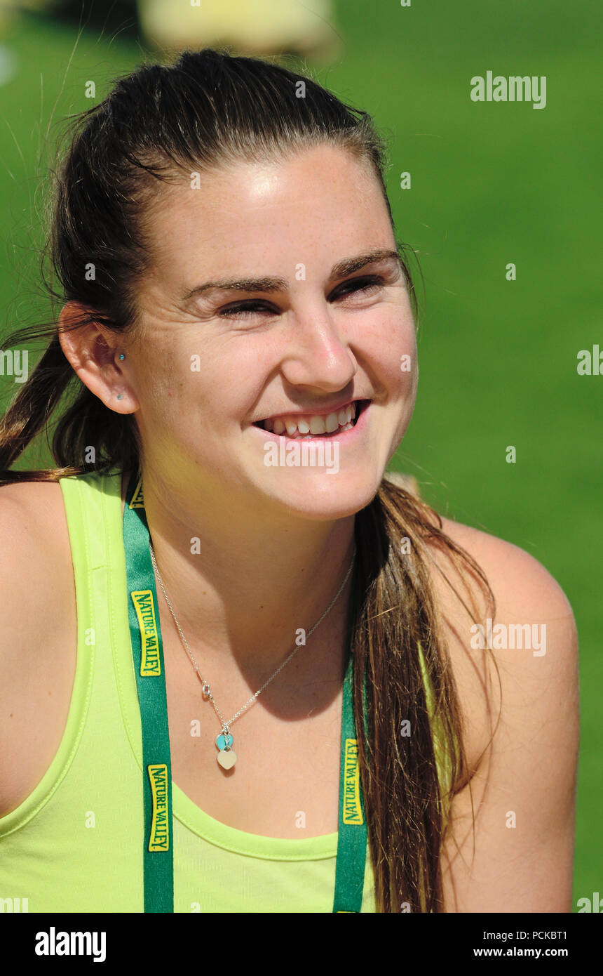 Katy Dunne (GB) Autogramme nach einem in der ersten Qualifikationsrunde des Natur Tal International, Eastbourne am 22. Juni 2018 Gewinn Stockfoto