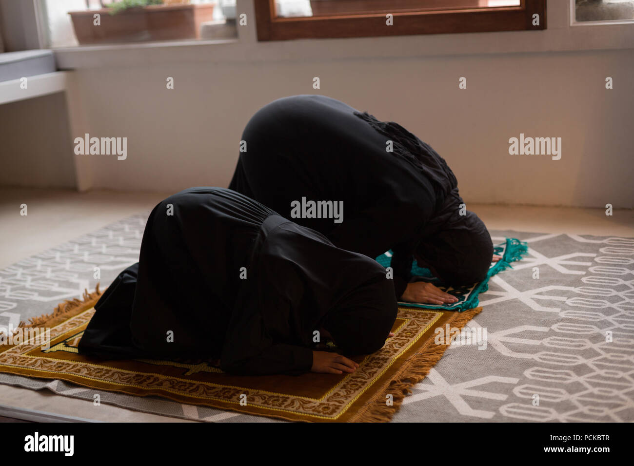 Muslimische Mutter und Tochter Salah beten Stockfoto