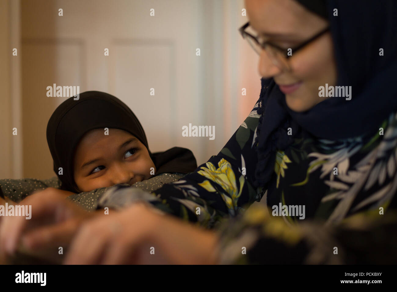 Muslimische Mutter und Tochter lächelnd Stockfoto