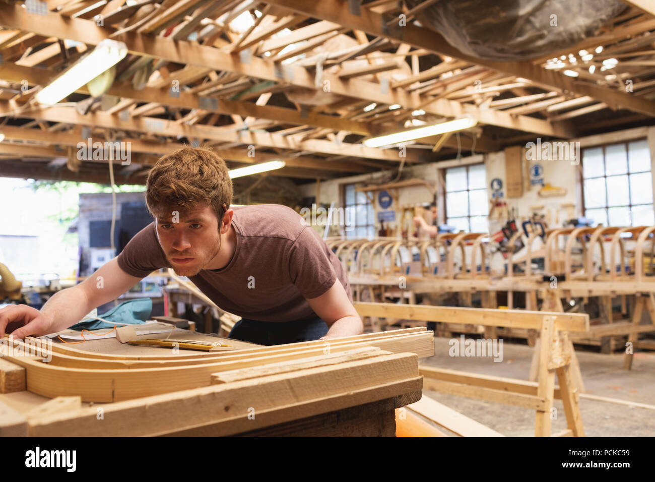 Männliche Tischler arbeiten in Werkstatt Stockfoto