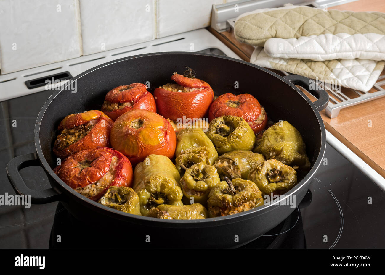 Gefüllte Tomaten und Paprika in Kochtopf, einem traditionellen Rezept in  Griechenland und anderen Mittelmeerländern Stockfotografie - Alamy