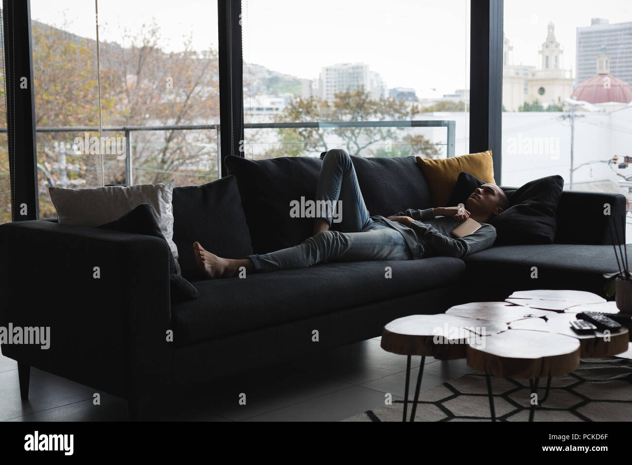 Junger Mann schlafen im Wohnzimmer Stockfoto, Bild: 214327751 - Alamy Junger Mann schlafen im Wohnzimmer Stockfoto, Bild: 214327751 - Alamy