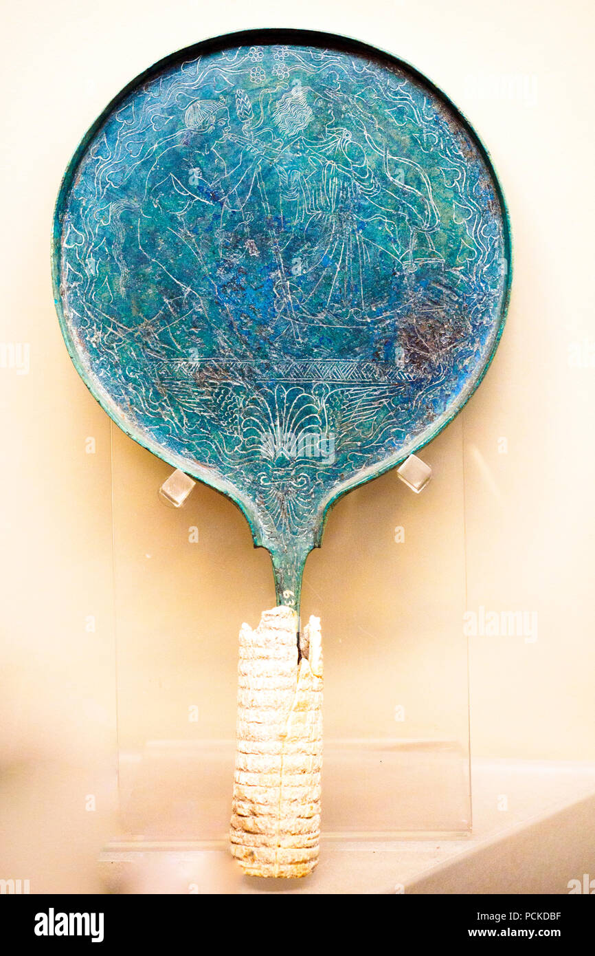 Graviert bronze Spiegel mit Tanz menade und Satyr und Knochen Griff ausgestattet. Fabrik der Preneste (Palestrina) - Nationale Etruskische Museum Villa Giulia - Rom, Italien Stockfoto