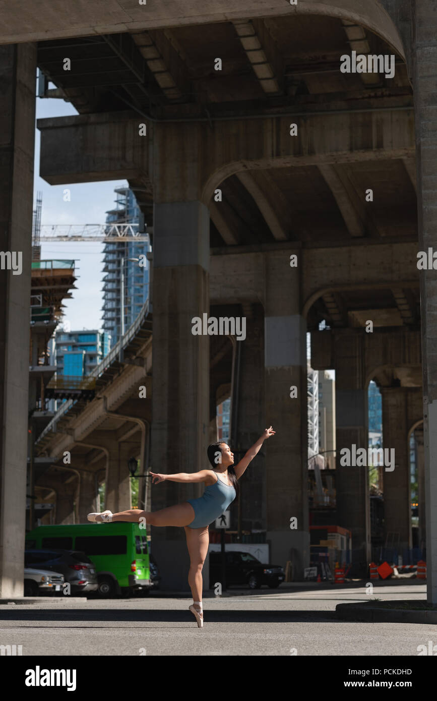 Weibliche Ballet Dancer tanzen auf der Straße Stockfoto