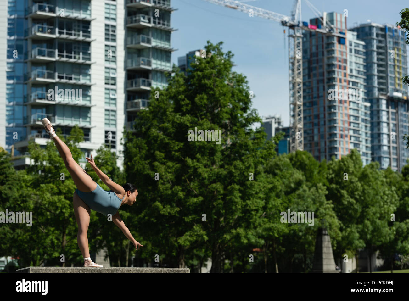Weibliche Tänzer tanzen in der Stadt Stockfoto
