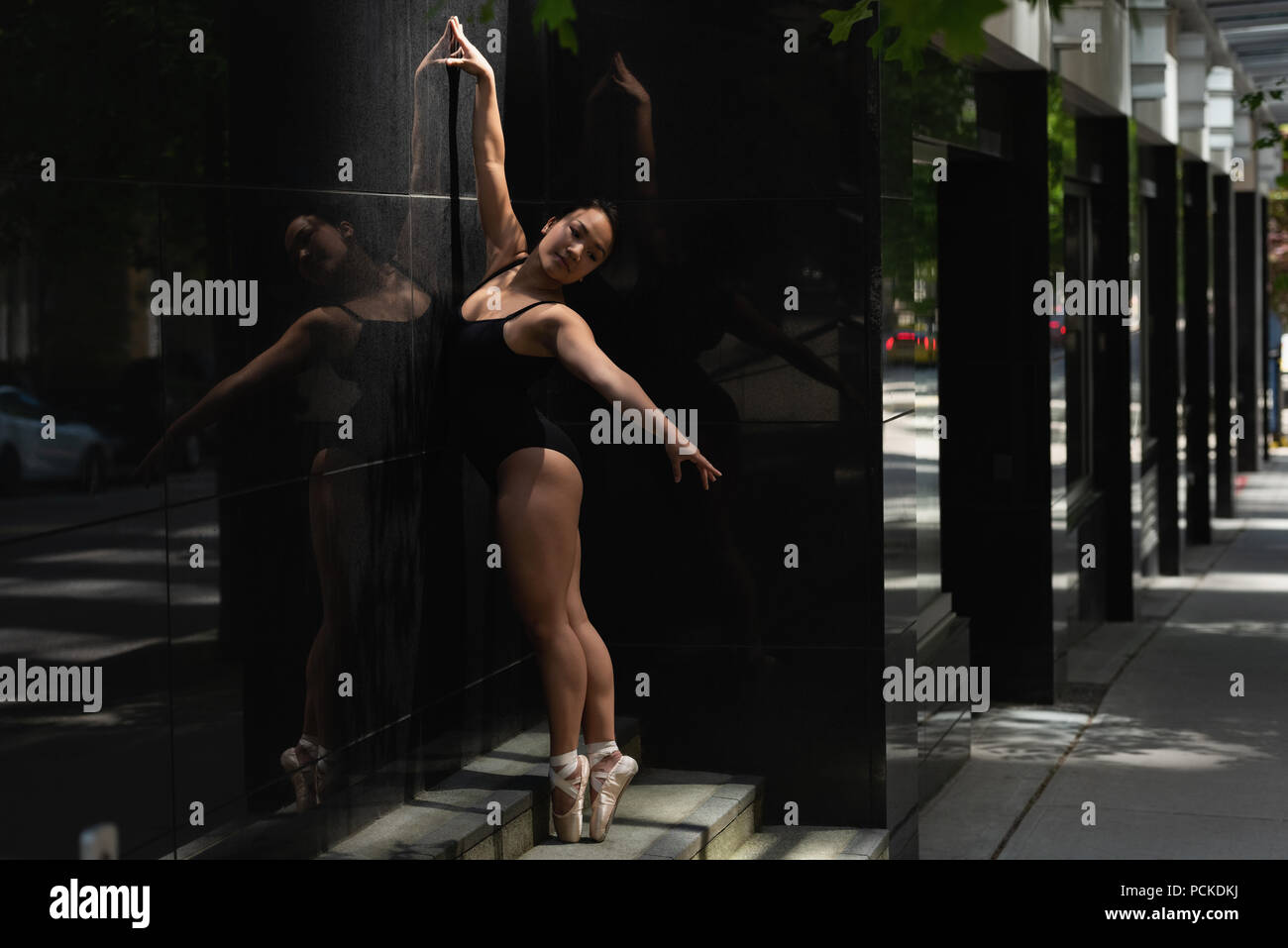 Weibliche Ballet Dancer tanzen auf dem Bürgersteig Stockfoto