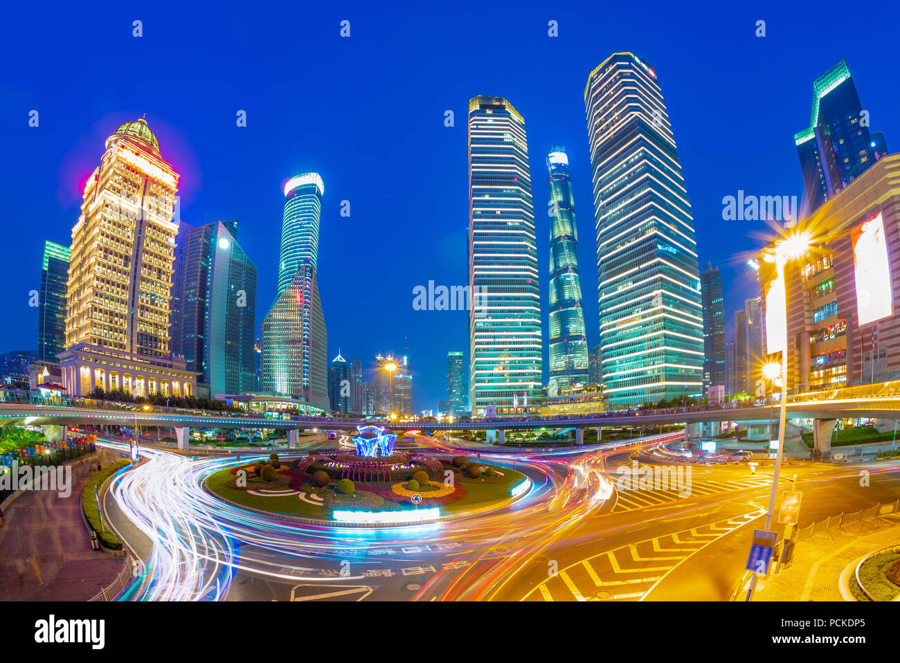 Nachtansicht von Lujiazui Bezirk in Shanghai, China Stockfoto