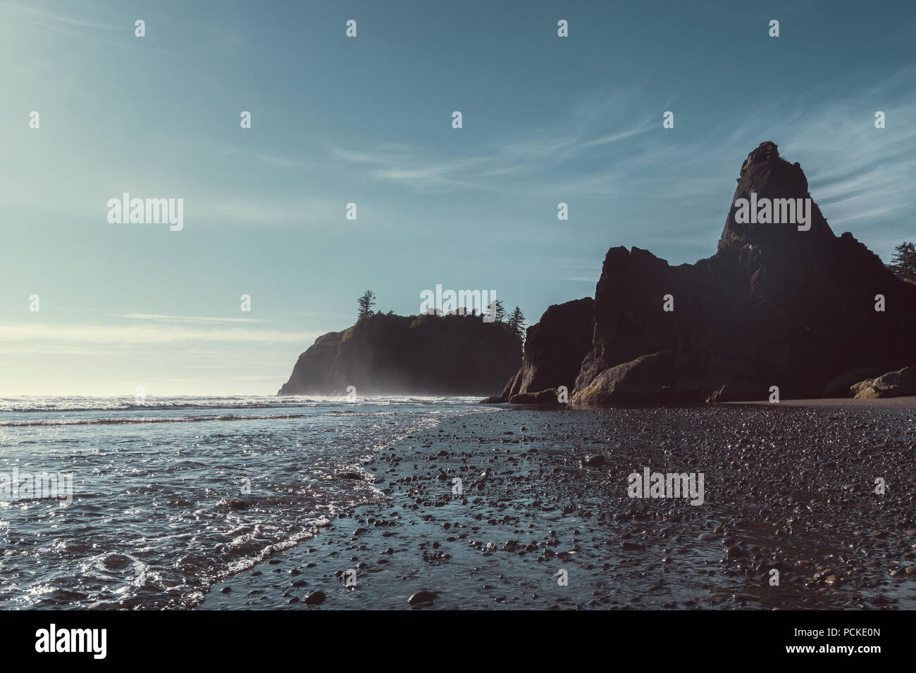 Shoreline mit Sea Stacks im Ruby Beach am späten Nachmittag, Olympic National Forest, Washington State, USA. Stockfoto