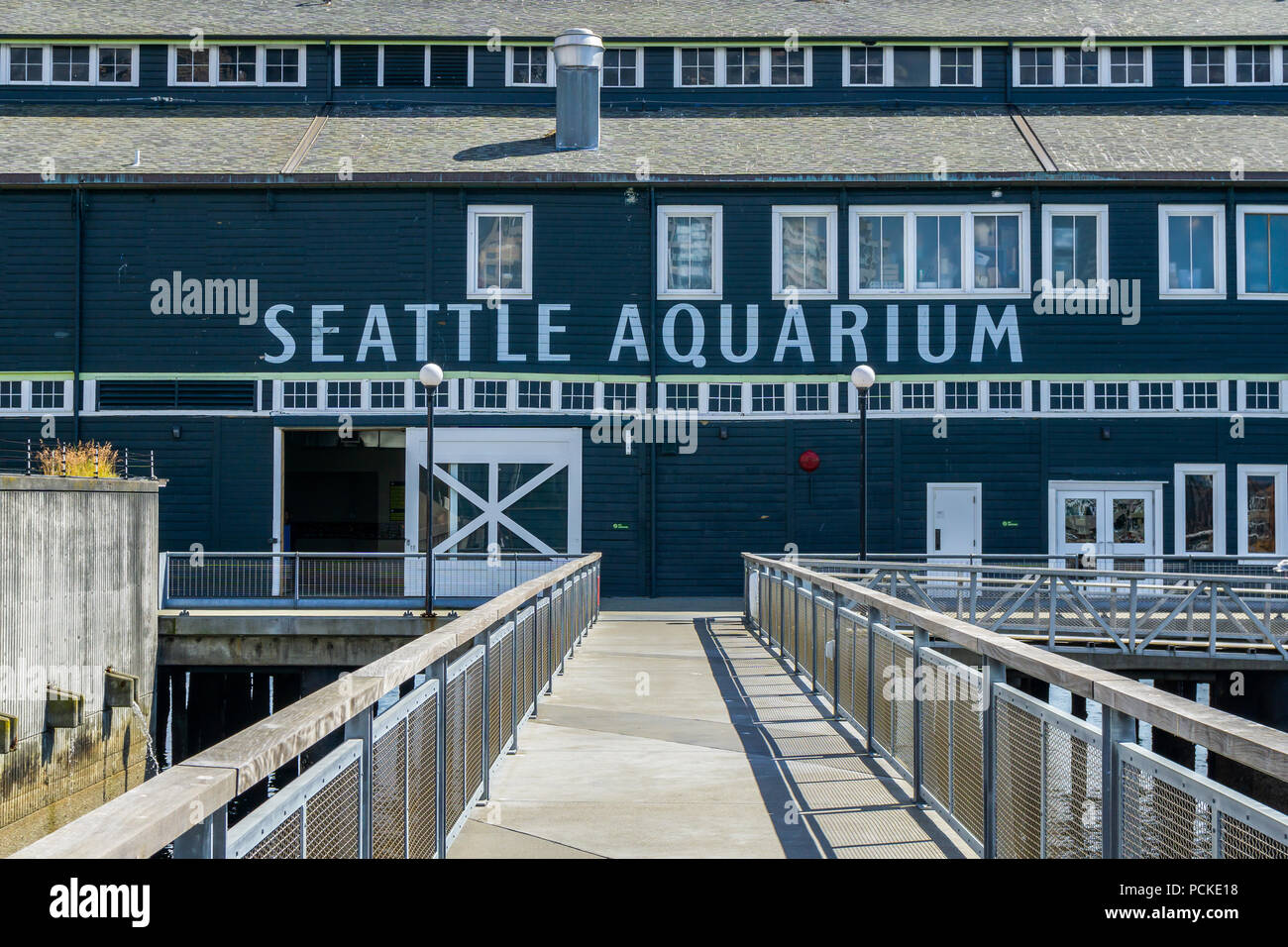 Seattle Aquarium Pier Fassade, Seattle Waterfront, WA, USA. Stockfoto