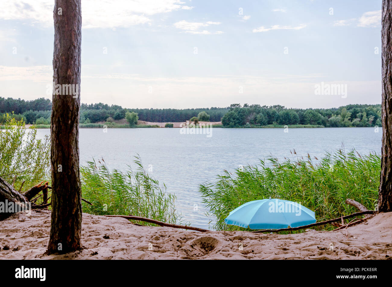 Sommer See mit blauen Sonnenschirm. Schöne Landschaft der deutschen See Urlaub. Reisen Bild-Serie. Stockfoto