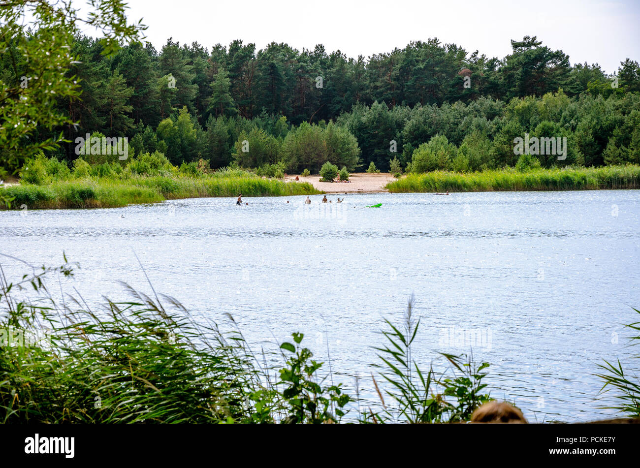 Sommer Landschaft mit See und Baden. Schöne Landschaft von Menschen spielen. Reisen Bild-Serie. Stockfoto