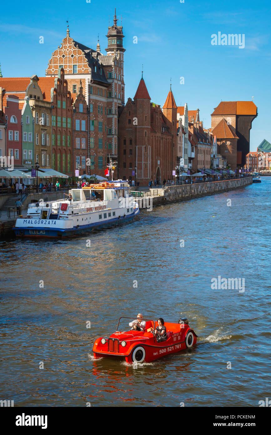 Autoboot Fluss, zwei Frauen fahren ein Amphibienauto auf dem Motlawa Fluss in der historischen Altstadt von Danzig, Polen Stockfoto
