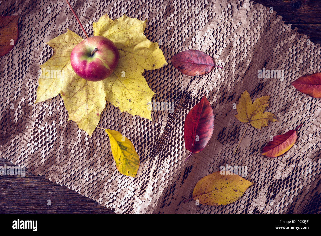 Herbst noch leben Konzept Hintergrund. Herbstlaub, Ernte, Goodies auf der Tischplatte. Thanksgiving Postkarte Stockfoto