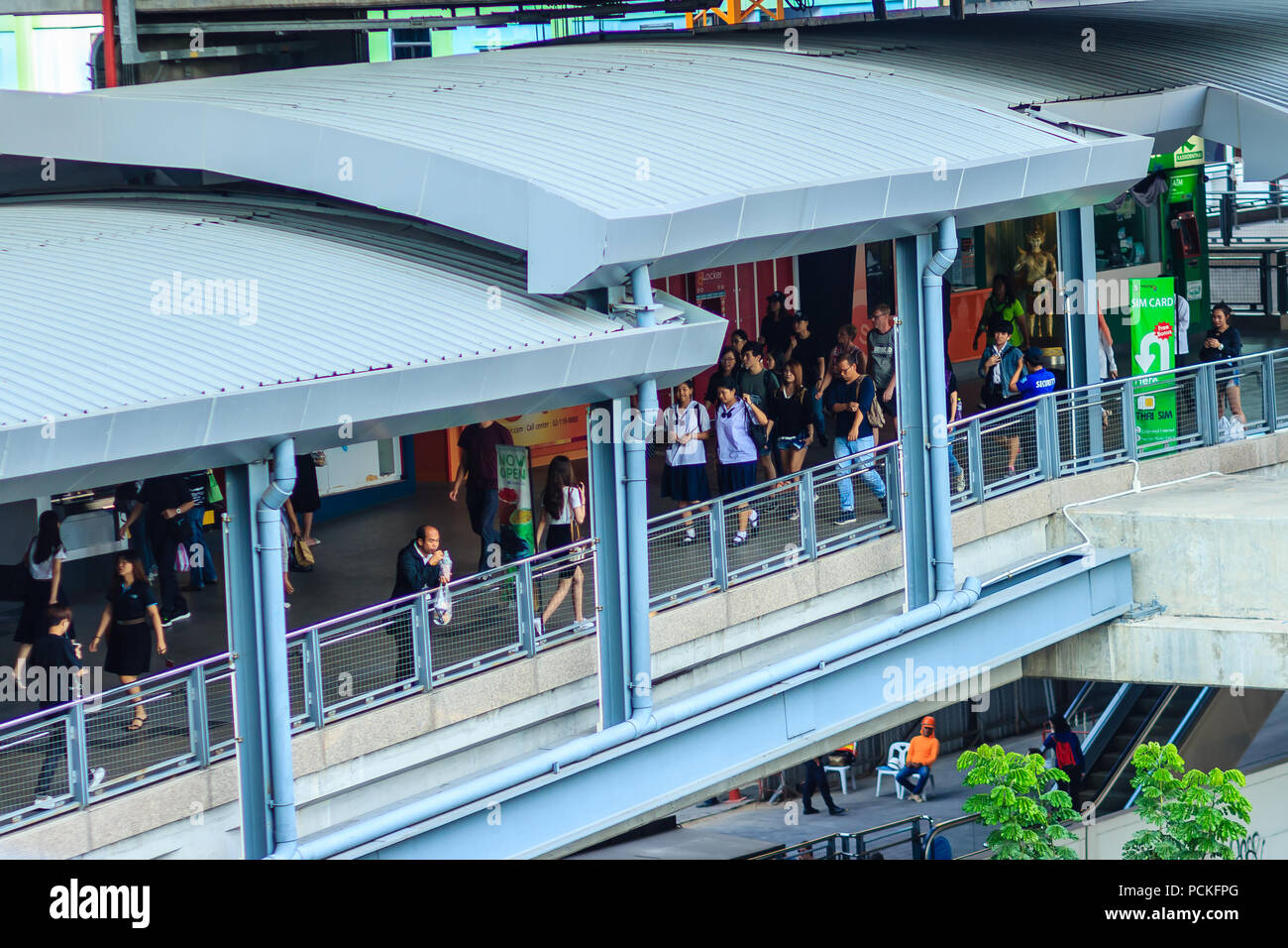 Bangkok, Thailand - Februar 1, 2017: Passagiere auf der Sky Bridge gingen zwischen Phayathai BTS-Station und Phayathai Airport Rail Link sta zu verbinden Stockfoto